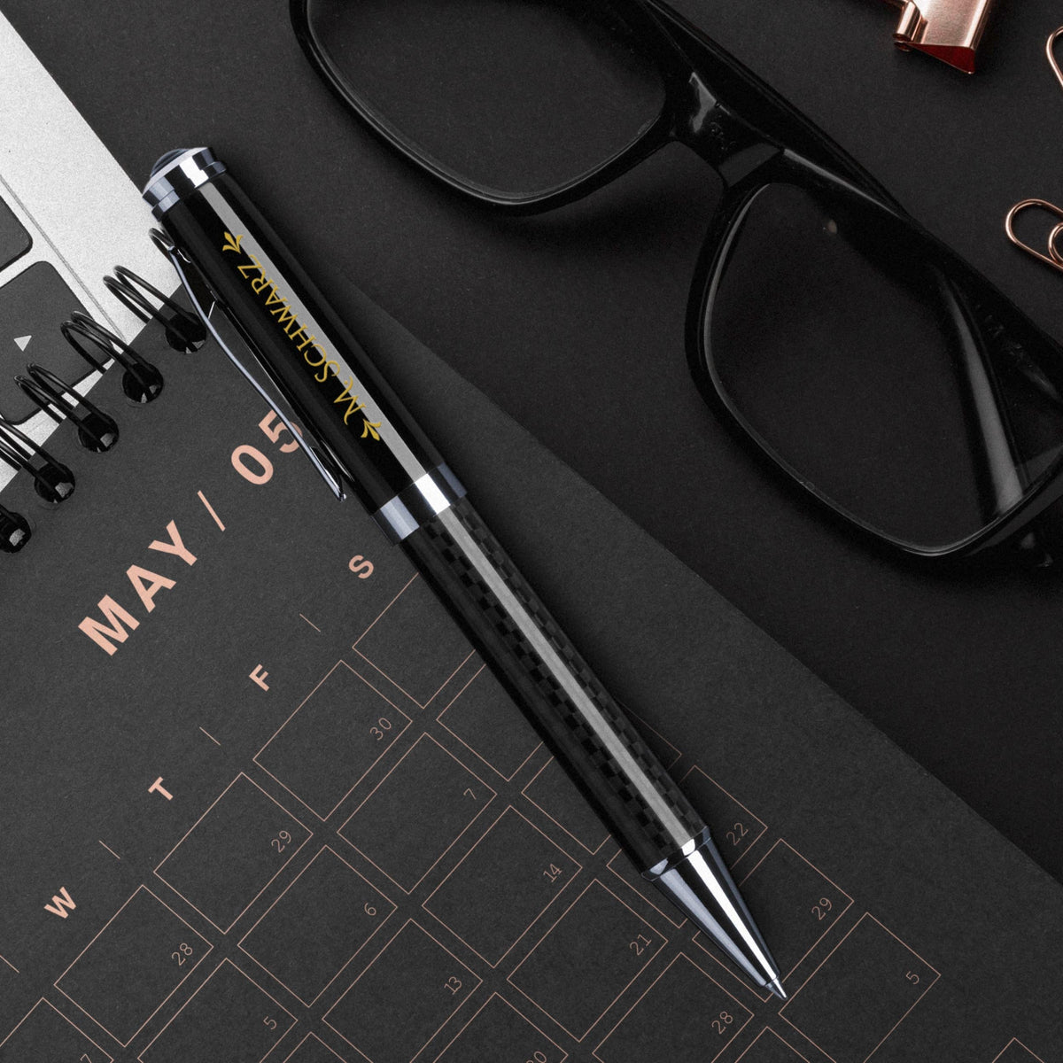 Kugelschreiber mit Lasergravur Kuli Carbonoptik Wunschgravur Geschenk Arzt Geschenkidee Abitur Stift mit Monogramm