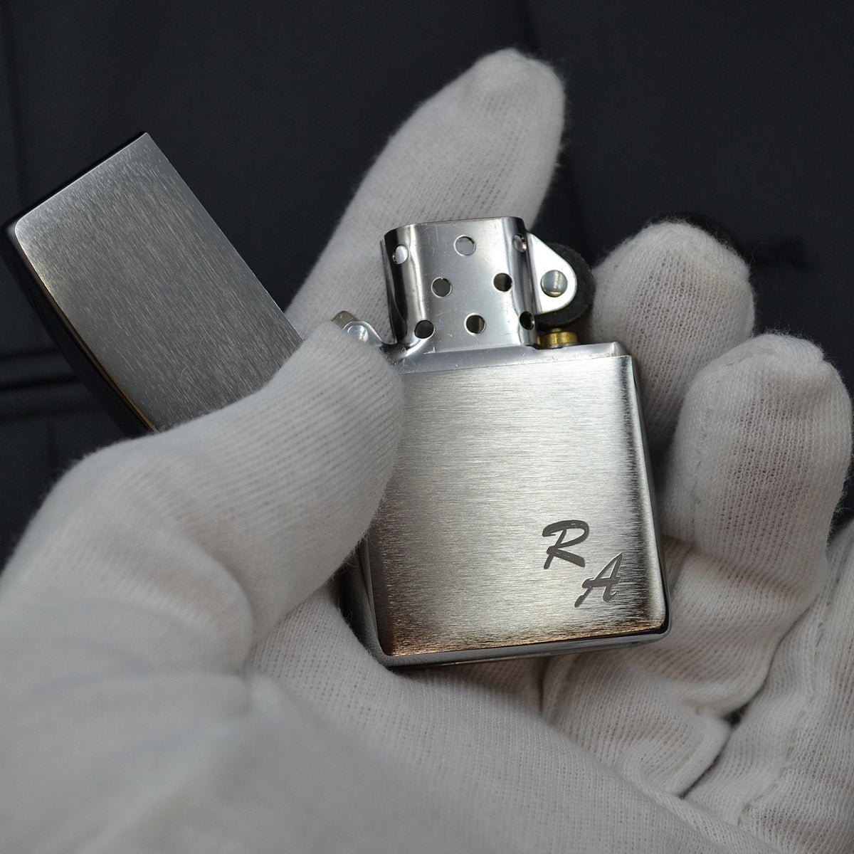 Zippo mit Gravur Monogramm Benzinfeuerzeug Wunshgravur Sturmfeuerzeug Initiale Geschenkidee Brautpapa Geschenk Trauzeuge Chrom gebürstet
