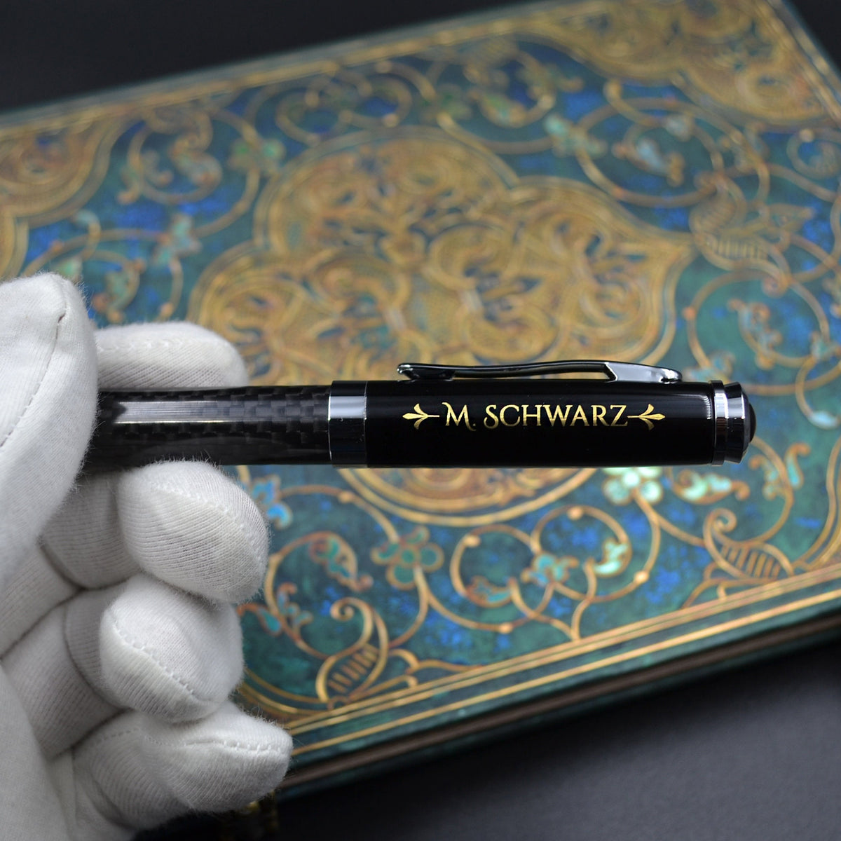 Kugelschreiber mit Lasergravur Kuli Carbonoptik Wunschgravur Geschenk Arzt Geschenkidee Abitur Stift mit Monogramm