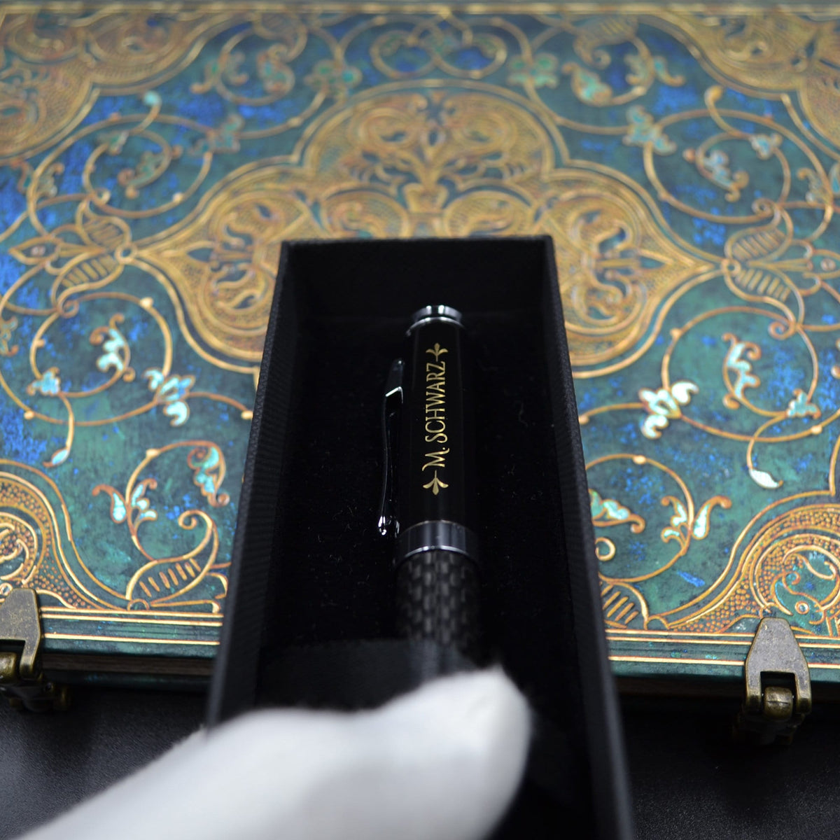Kugelschreiber mit Lasergravur Kuli Carbonoptik Wunschgravur Geschenk Arzt Geschenkidee Abitur Stift mit Monogramm
