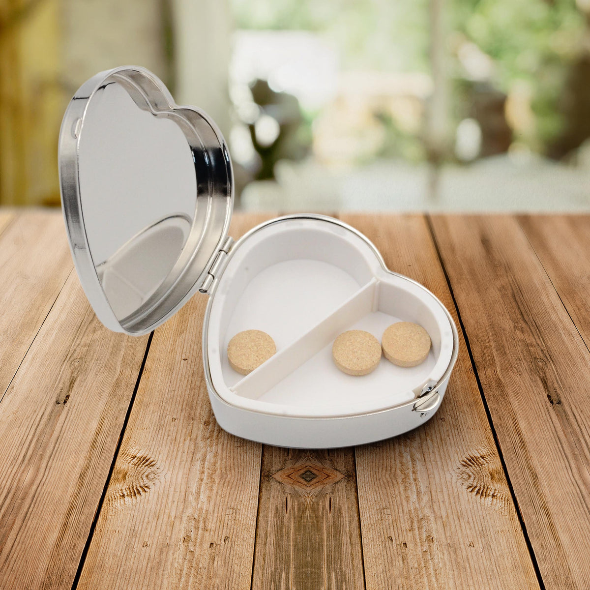 Pillendose mit Gravur in Herzform