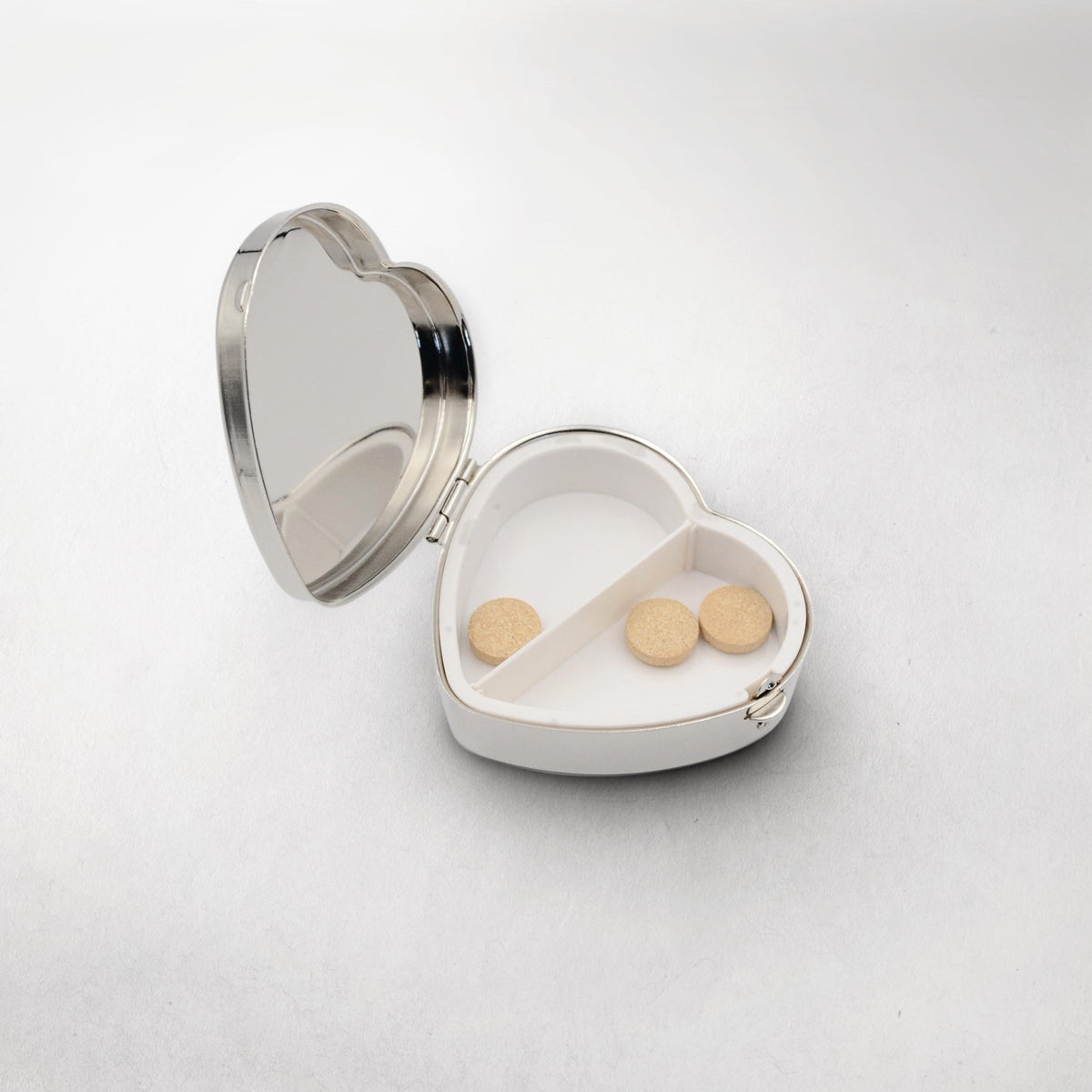 Pillendose mit Gravur in Herzform