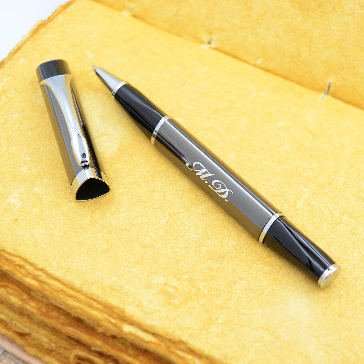 Kugelschreiber mit Monogramm Kuli dreieckig Tintenroller Wunschgravur Geschenk Arzt Geschenkidee Abitur Stift mit Lasergravur