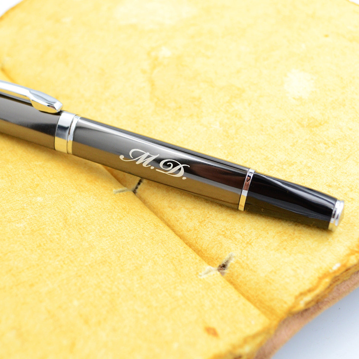 Kugelschreiber mit Monogramm Kuli dreieckig Tintenroller Wunschgravur Geschenk Arzt Geschenkidee Abitur Stift mit Lasergravur